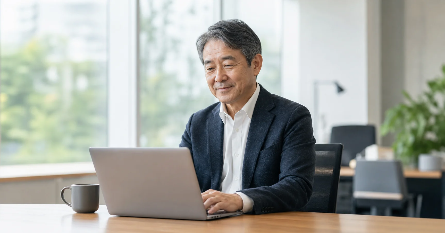 経験豊富な経営者がAIと会話しながらデスクワークを進める様子