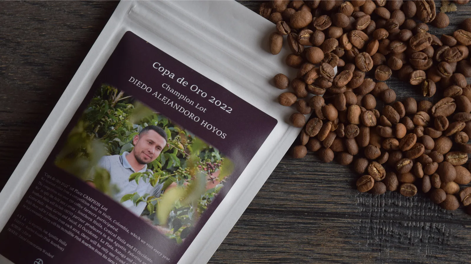 JUNCTION COFFEE Roaster様の新作コーヒー「Copa de Oro 2022」のパッケージと焙煎豆のクローズアップ